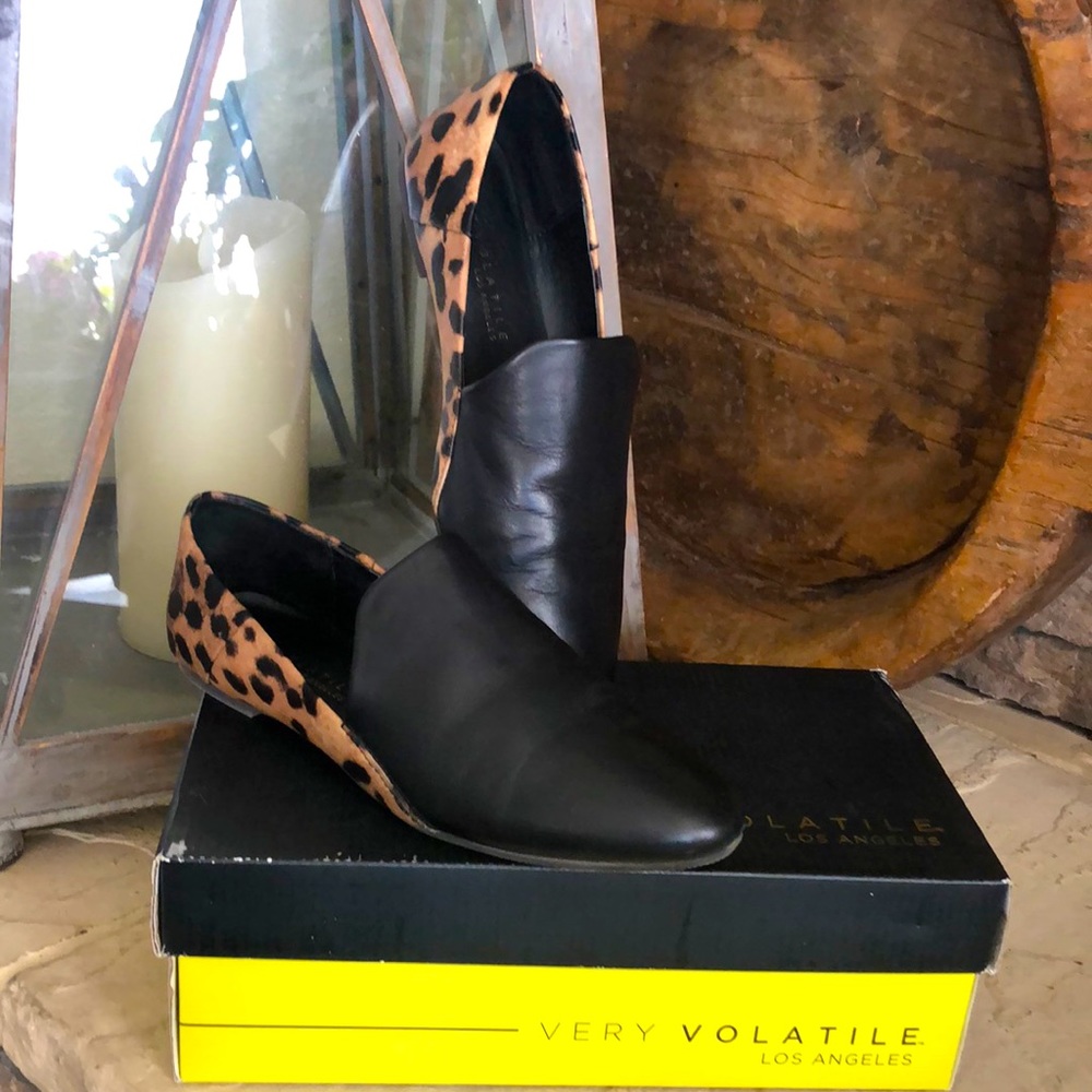 Very Volatile Black/Leopard Flats